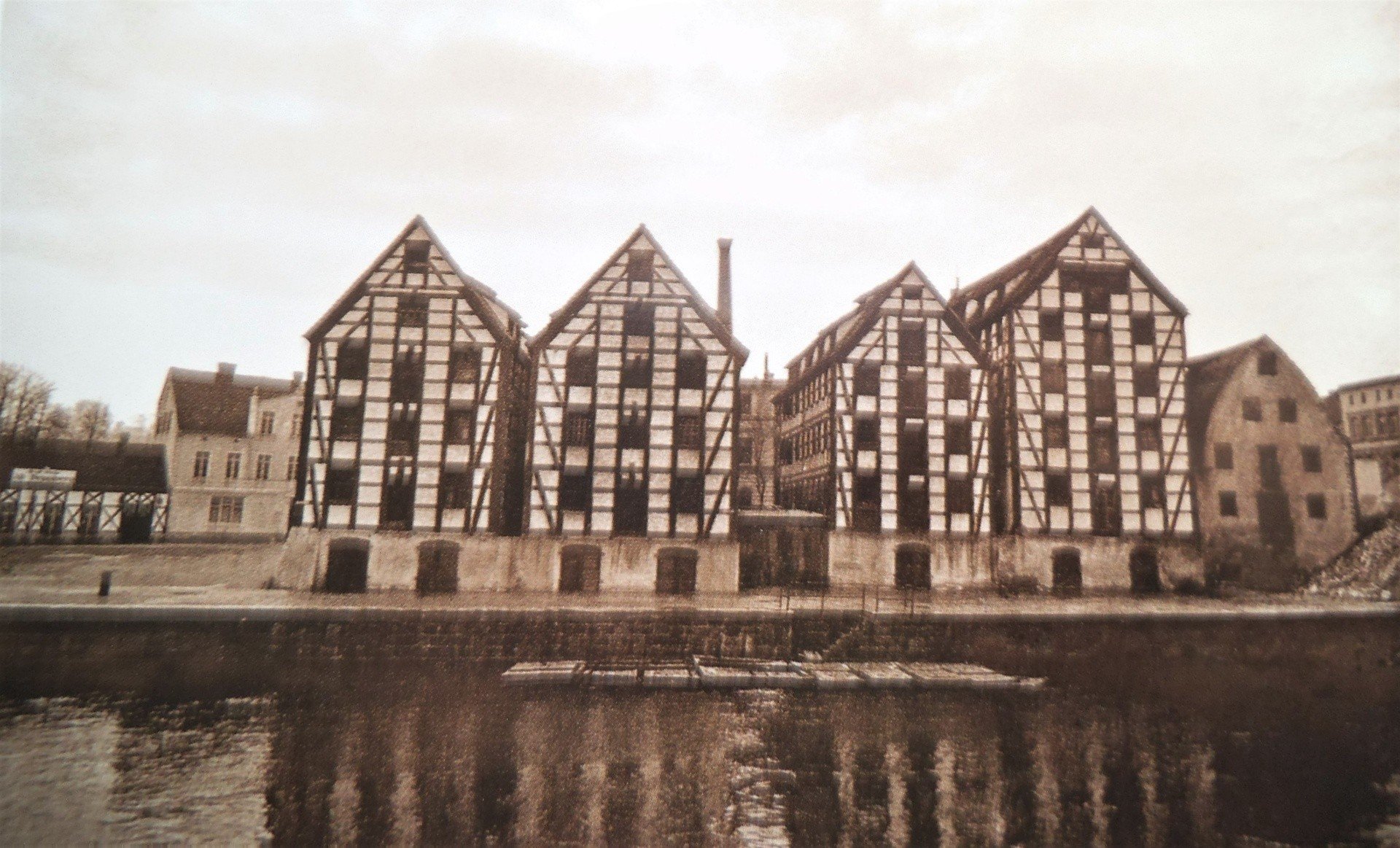 Czy na odbudowę spichrzów poczekamy następne 60 lat?