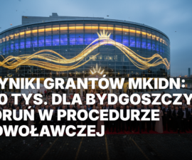 Iluminacja Opery Nova w Bydgoszczy o zmierzchu. Tłum gości przed budynkiem symbolizuje sukces i granty MKiDN na kulturę w Bydgoszczy.