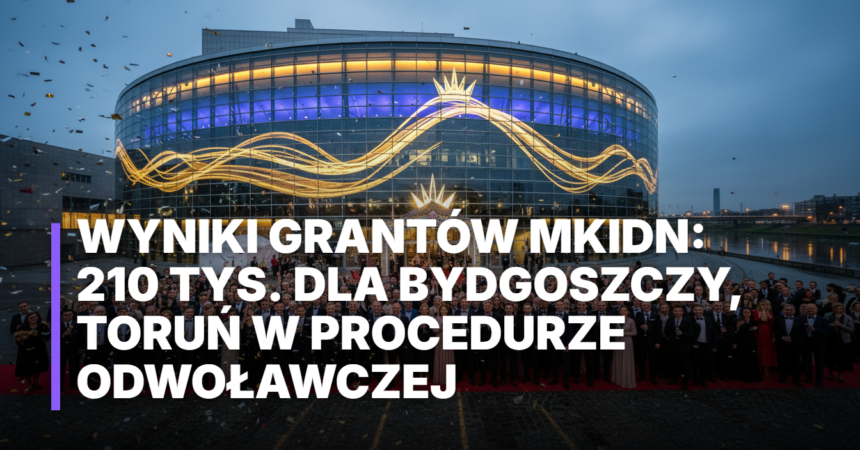 Iluminacja Opery Nova w Bydgoszczy o zmierzchu. Tłum gości przed budynkiem symbolizuje sukces i granty MKiDN na kulturę w Bydgoszczy.